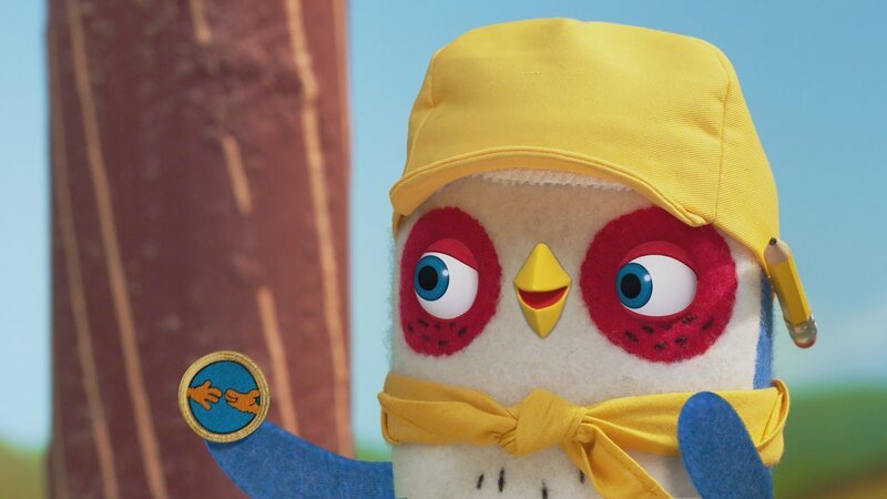 Papsie zeigt Becca das Helfer-Abzeichen, das sie sich verdienen wollen. – Bild: NDR/​JAM Media