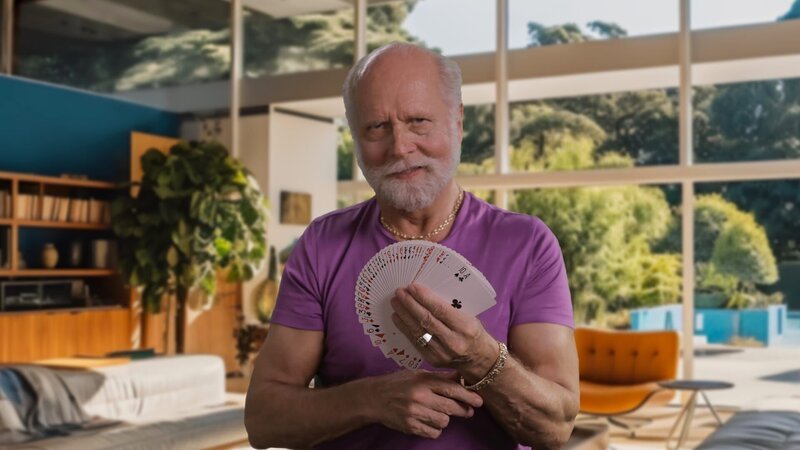 In his sit down interview, Richard T. discusses his card mechanics. – Bild: Warner Bros. Discovery, Inc.