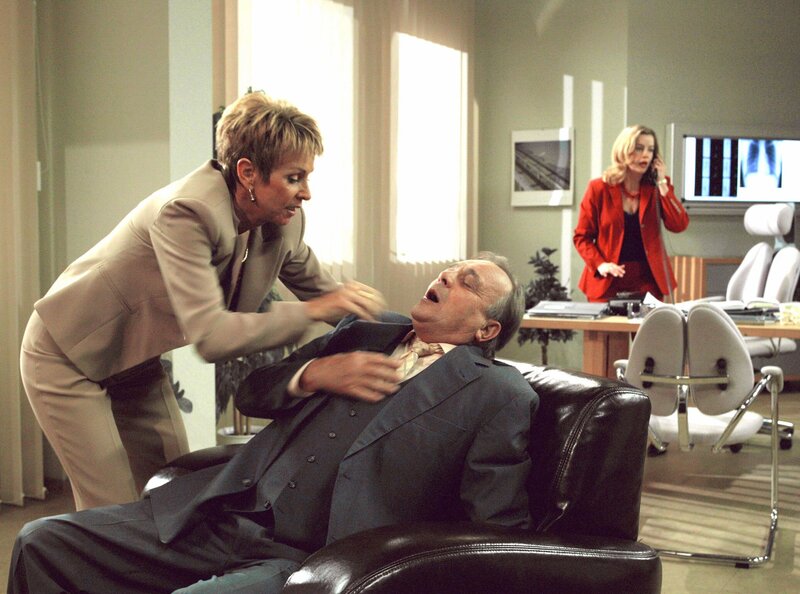 MDR Fernsehen IN ALLER FREUNDSCHAFT FOLGE 250, „Eine Frage der Menschlichkeit“, am Dienstag um 11:40 Uhr. Prof. Simoni (Dieter Bellmann), der die Entscheidung die Geräte zu spenden, nicht mit Sarah (Alexa Maria Surholt) abgesprochen hat, gerät mit ihr darüber so in Streit, dass er einen leichten Herzinfarkt erleidet. – Bild: MDR/​Krajewski