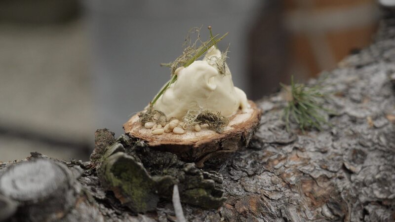 Eine Spezialität von Spitzenkoch Stefan Wiesner – Arvenglacé. Hergestellt in seiner Feuerküche. – Bild: ZDF und SRF /​ 3sat /​ B&B endemol shine
