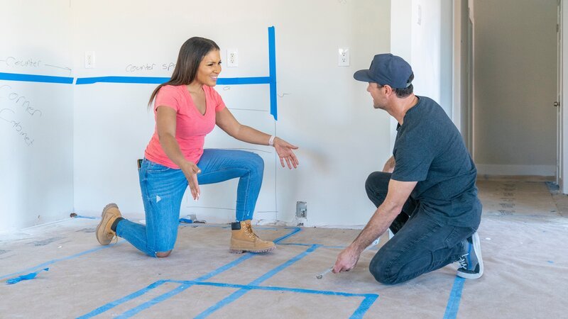 As seen on HGTV’s Fix My Flip, host Page Turner directs her dedicated project manager, Mitch, on what needs to be done to the kitchen and specifically the kitchen cabinets. – Bild: Discovery, Inc. /​ Erik Voake /​ Getty Images