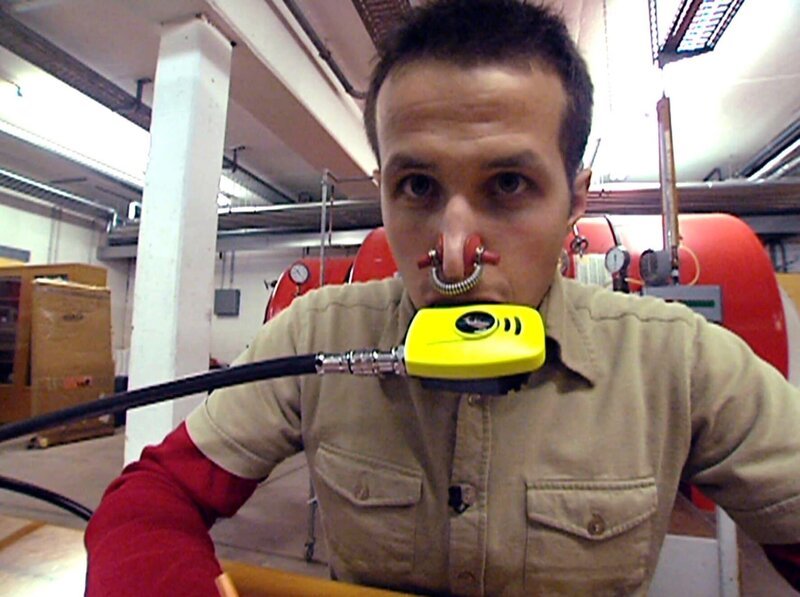 Willi Weitzel mit Nasenklemme – Bild: BR/​megaherz