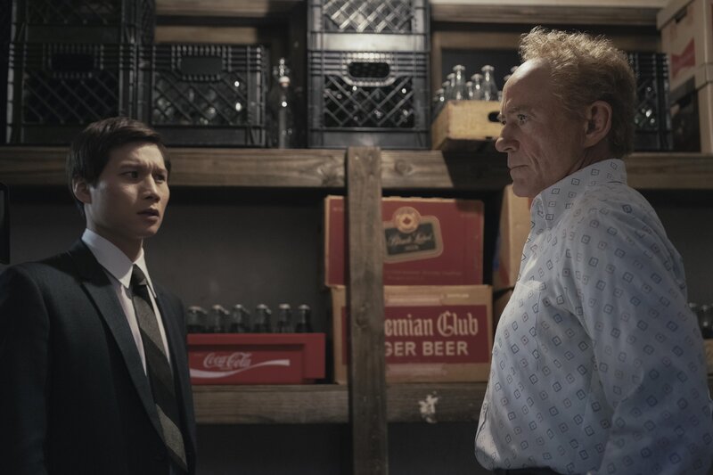 l-r: The Captain (Hoa Xuande), Claude (Robert Downey Jr.) – Bild: Warner