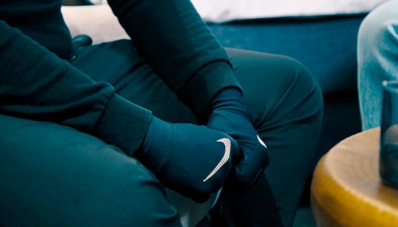 Hände von sogenanntem Mordmakler – Bild: NDR