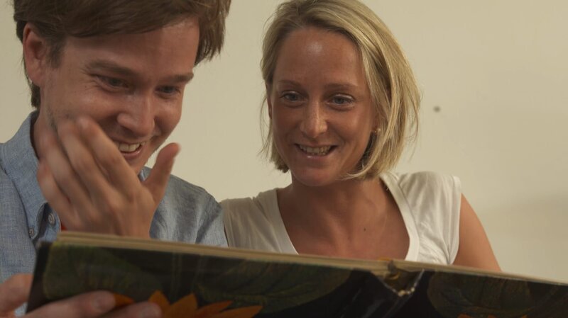 Michael (hier mit seiner Zwillingsschwester) – inzwischen Onkel geworden – will wissen, ob wir schon als Säuglinge eine eigene Persönlichkeit haben können. Dazu besucht er unter anderem einen Babyschwimmkurs. Nina erkundigt sich bei Entwicklungspsychologin Prof. Lieselotte Ahnert über die Anfänge der Persönlichkeitsentwicklung. – Bild: BR/​INTER/​AKTION