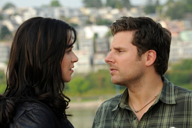 PSYCH -- „ONE, MAYBE TWO, WAYS OUT“ Episode 5009 -- Pictured: (l-r) Franka Potenta as Nadia, James Roday as Shawn Spencer -- Photo by: Alan Zenuk/​USA Network – Bild: USA Network /​ UNIVERSAL CHANNEL