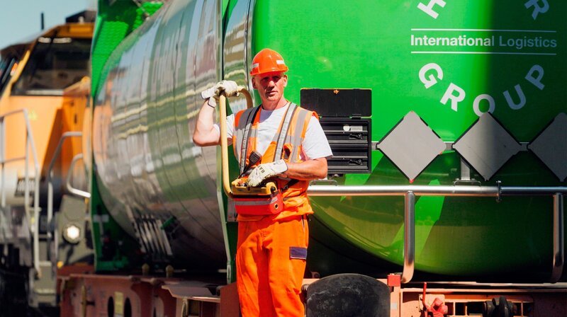  BASF-Lokführer auf Rangierfahrt im Werk  – Bild: SWR /​ SWR Presse/​Bildkommunikation