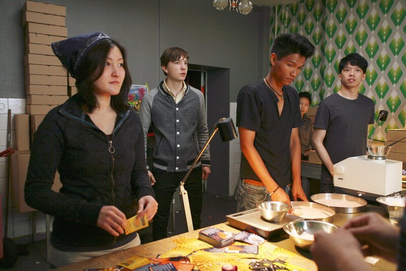 Tom Hartmann (Leonard Carow, 2.v.li.) in der Drogenküche. – Bild: NDR/​rbb/​Volker Roloff