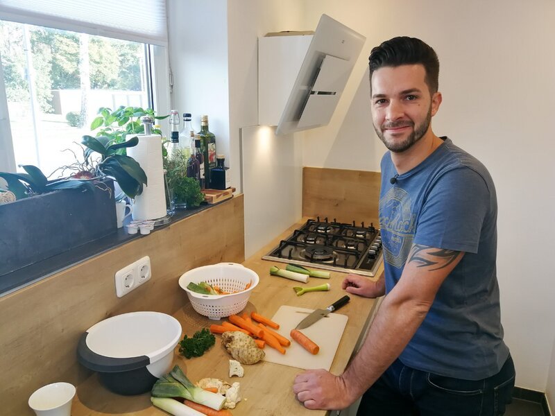 Gastgeber Dominik – Bild: MG RTL D /​ ITV Studios