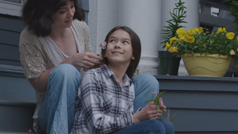 Kelli Cervantes and her mother Noni sit on the porch steps. – Bild: Investigation Discovery /​ Discovery Communications