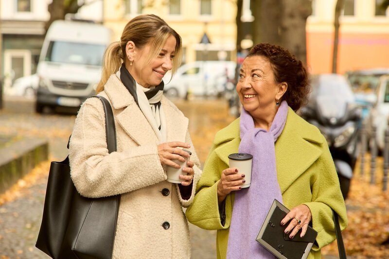 Ute (Isabell Hertel, l.) gelingt es, mit ihrer einfühlsamen Art zu Nuray (Lilay Huser) durchzudringen. – Bild: RTL /​ Kai Schulz /​ Ein Fall für Ute