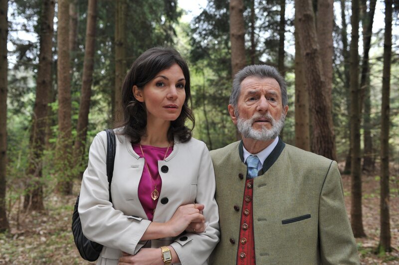 Patrizia (Nadine Warmuth, l.); Joseph (Klaus Münster, r.) – Bild: Ann Paur