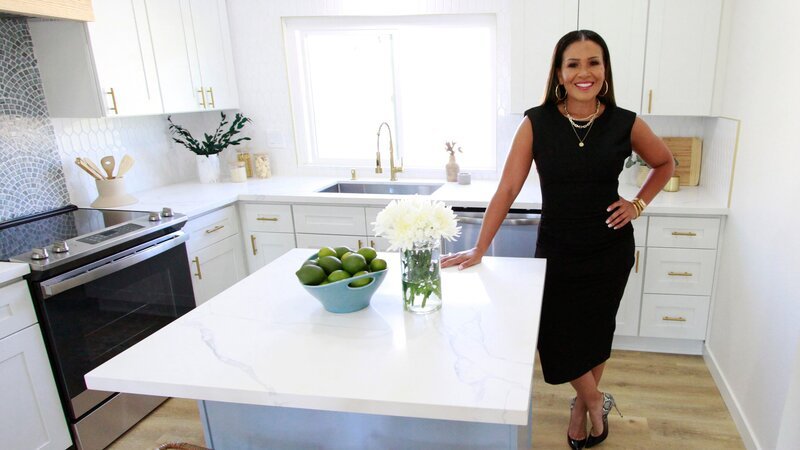 Host Page Turner is posed in the renovated kitchen, as seen on Fix My Flip, Season Two. – Bild: Discovery, Inc. /​ Big Table Media
