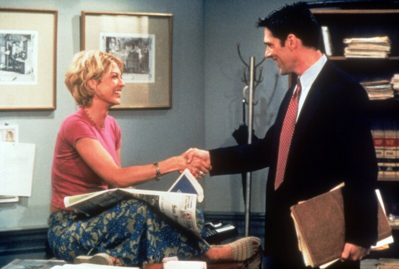 Um Greg (Thomas Gibson) näher kennen zu lernen, stattet Dharma (Jenna Elfman) ihm einen Besuch in seinem Büro ab. – Bild: Disney /​ Disney•Pixar /​ Lucasfilm LTD /​ Marvel