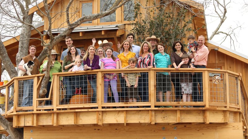 People on the porch of the finished treehouse. – Bild: Animal Planet /​ Discovery Communications
