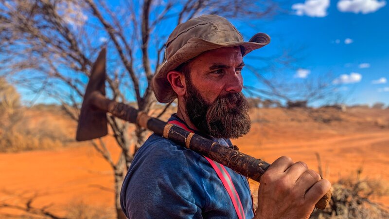 Fred Lewis, holding a pick. – Bild: Discovery Communications, LLC