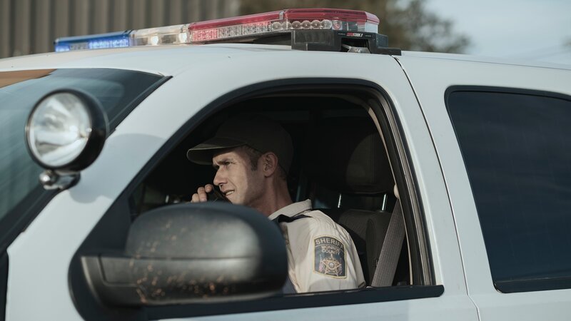 Drama: Deputy Clint Brookshire sits in his car on the police radio – Bild: Discovery Communications, LLC /​ Raquel Fernandes