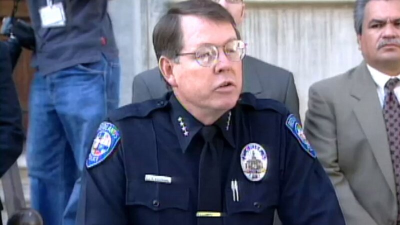 Der Polizeibeamte gibt eine Aussage ab. – Bild: A+E Global Media /​ Crime + Investigation