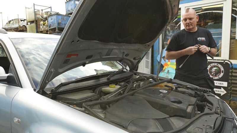 Contributor looking at passat engine. – Bild: Discovery, Inc.