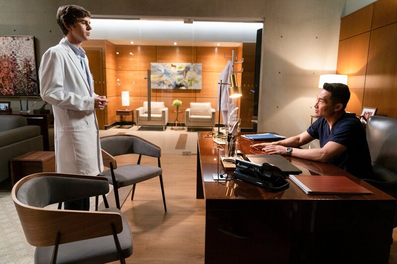 „The Good Doctor“, „Die Macht des Glaubens.“ Dr. Han ist von Shauns außergewöhnlichen diagnostischen Fähigkeiten überzeugt, gleichzeitig sieht er auch Shauns Schwächen. Deshalb hat er ihn in die Pathologie versetzt. Im Bild (v.li.): Freddie Highmore (Dr. Shaun Murphy), Daniel Dae Kim (Dr. Jackson Han). – Bild: David Bukach/​ABC/​Courtesy of Sony Pictures Television/​American Broadcasting Companies, Inc.