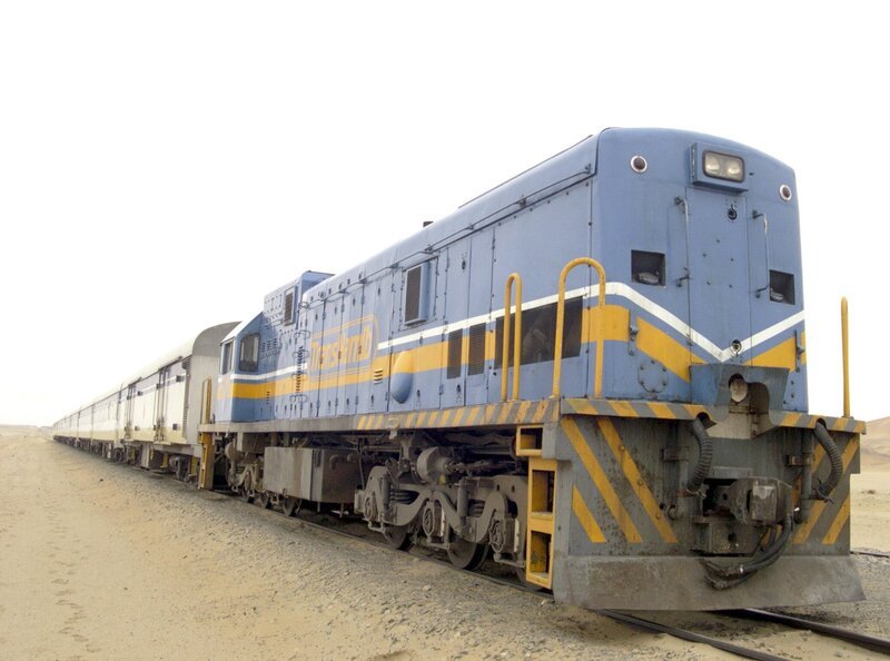 SWR Fernsehen EISENBAHN-ROMANTIK FOLGE 522, „Desert-Express – Mit Namibias Luxuszug in den Westen des Landes“. Der Desert-Express in der Wüstenlandschaft der Namib. – Bild: SWR