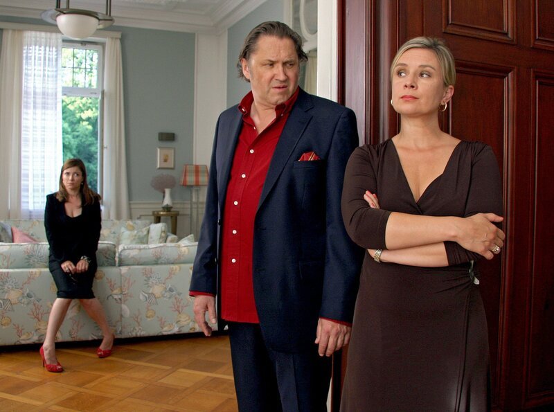 ARD GELD.MACHT.LIEBE, Folge 6, KETTENREAKTION, Regie Christine Kabisch. Sophia (Susanne Schäfer) wirft ihren Bruder Will (Michael Brandner) hinaus, weil er ihre Freundin Isabel (Nana Krüger) schlecht behandelt hat. – Bild: ARD Degeto/​Tivoli Film/​Flo Lackner