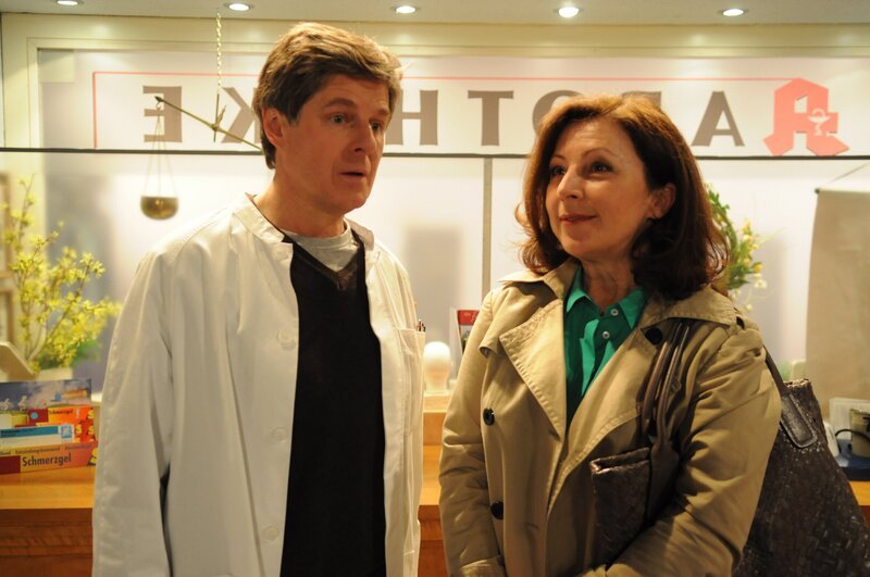 Ella lädt Bamberger auf ein Glas Wein ein. Von links: Roland Bamberger (Horst Kummeth) und Ella Westenrieder (Bettina Redlich). – Bild: BR/​Jo Bischoff