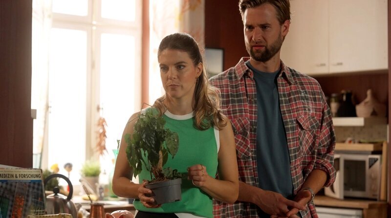 Valerie (Maike Johanna Reuter) und Simon (Thore Lüthje) haben mehr als eine lockere Affäre, aber weniger als eine feste Beziehung. – Bild: NDR