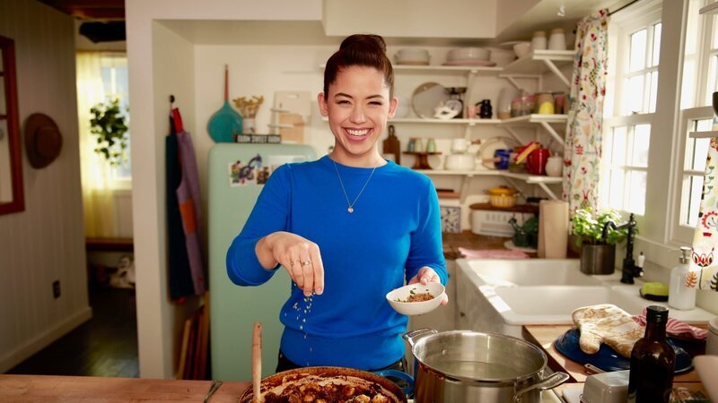 Candid shot of Molly Yeh making her Short Rib Gnocchi, as seen on Girl Meets Farm, Season 7. – Bild: Discovery, Inc. All Rights Reserved.