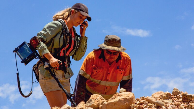 Tyler Mahoney with the metal detector and standing next to Terry Fitzgerald. – Bild: Discovery Communications, LLC