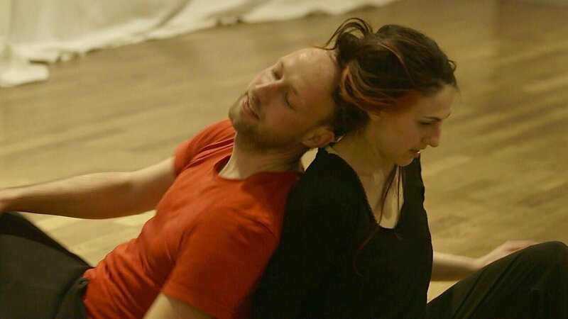 Thumbnails für die Mediatheks Doku-Serie „Die Liebe ist eine Baustelle – 4.Paare. 8.Jahre.“ (mehrere Folgen: Folge 1: Glück; Folge 2: Durcheinander; Folge 3: Krise; Folge 4: Schicksal; Folge 5: Weitertanzen) – Bild: rbb Presse & Information /​ Keil Kruska Film