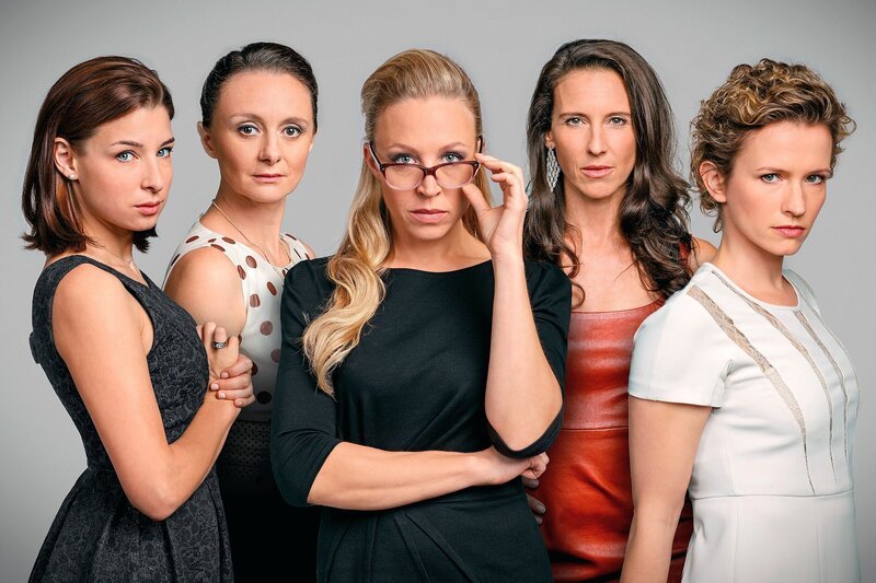 v.li.: Caroline Melzer (Martina Ebm), Maria Schneider (Gerti Drassl), Nicoletta Huber (Nina Proll), Waltraud Steinberg (Maria Köstlinger), Sabine Herold (Adina Vetter). – Bild: ARD/​BR/​MR Film/​ORF/​Petro Domenigg/​Petro Domenigg