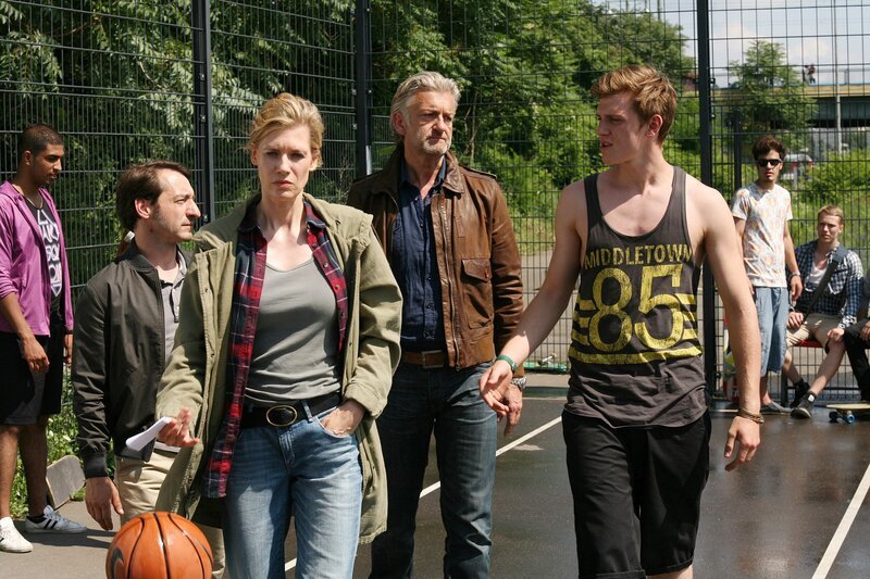 Drogenfahnderin Mainhard (Ina Weisse) und die Kommissare Ritter und Stark (Dominic Raacke, 3.v.li., Boris Aljinovic, li.). – Bild: NDR/​rbb/​Volker Roloff, honorarfrei – Verwendung gemäß der AGB im engen inhaltlichen, redaktionellen Zusammenhang mit genannter NDR-Sendung bei Nennung „Bild: NDR/​rbb/​Volker Roloff“ (S2). NDR Presse und Information/​Fotoredaktion