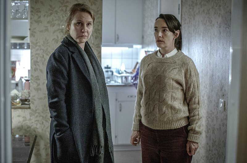 Die Kommissarin Alice (Eva Melander, li.) sucht die Kinderkrankenschwester Maria (Maria Rossing) auf. – Bild: SVT 2020/​Johan Paulin