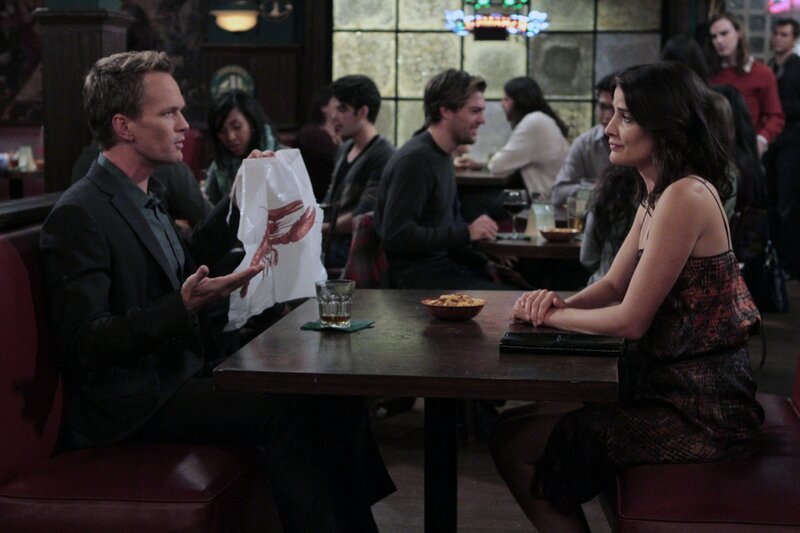 Robin (Cobie Smulders, r.) hat wieder Interesse an Barney (Neil Patrick Harris, l.) und flirtet mit ihm wie ein Teenager. Doch wird sie damit an ihr Ziel kommen? – Bild: Twentieth Century Fox Film Corporation