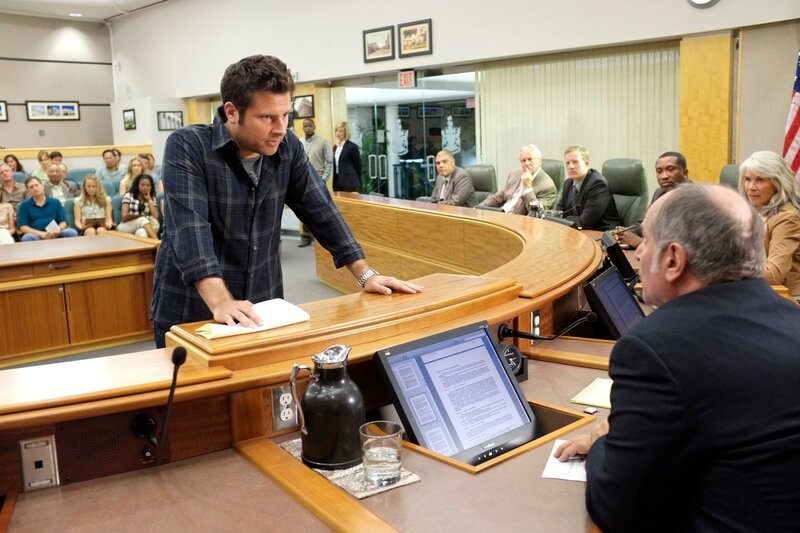 PSYCH -- „The Santabarbarian Candidate“ Episode 710 -- Pictured: James Roday as Shawn Spencer – Bild: USA Network Media, LLC /​ UNIVERSAL CHANNEL