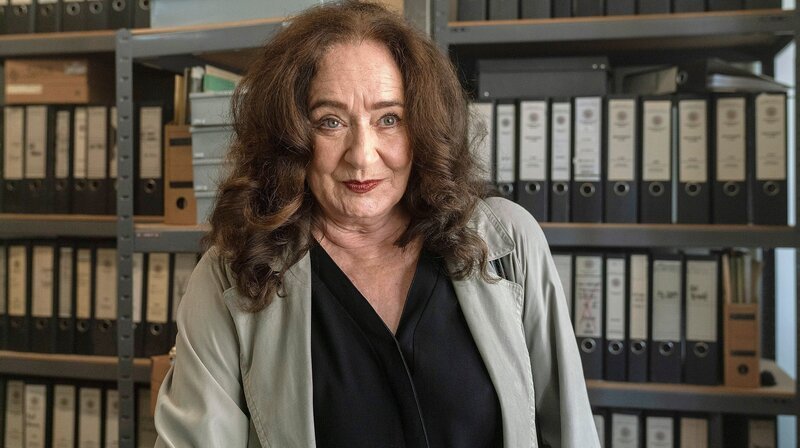 Staatsanwältin Wilhelmine Klemm (Mechthild Großmann) verteidigt Frank Thiel (Axel Prahl) und verweist Frau Mann und Herrn Muster in ihre Schranken. – Bild: WDR/​Bavaria Fiction GmbH/​Thomas Kost