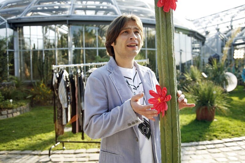 Bruno (Tim Sander) unterstützt tatkräftig mit kreativen Ideen das Fotoshooting, das Sophie und Paolo vorbereitet haben. – Bild: SAT.1 /​ Monika Schürle