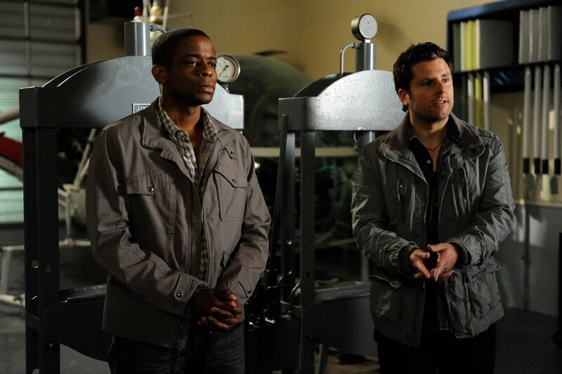 Pictured: (center l-r) Dule Hill as Gus Guster, James Roday as Shawn Spencer – Bild: Alan Zenuk/​USA Network /​ UNIVERSAL CHANNEL