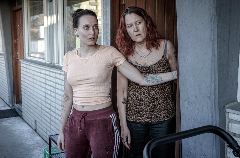 Jenni (Josefine Asplund, li.) und ihre Mutter Kajsa (Cecilia Nilsson) haben ein komplexes Verhältnis. – Bild: SVT 2020/​Johan Paulin