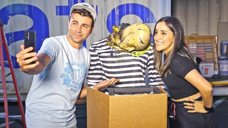 Mark Rober and Stephanie take a selfie with the dummy. – Bild: ITV America /​ Discovery Communications, LLC