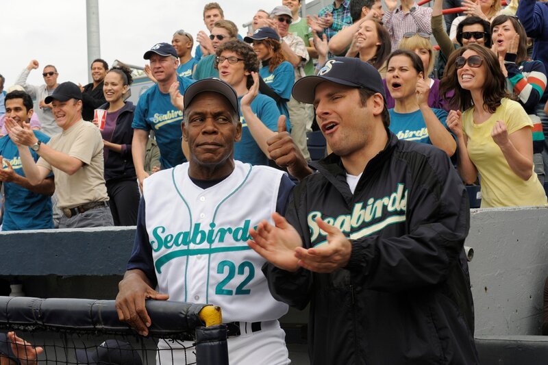 PSYCH -- „Dead Man’s Curveball“ Episode 606 -- Pictured: (l-r) Danny Glover as Mel Hornsby, James Roday as Shawn Spencer -- Photo by: Alan Zenuk/​USA Network – Bild: USA Network /​ UNIVERSAL CHANNEL