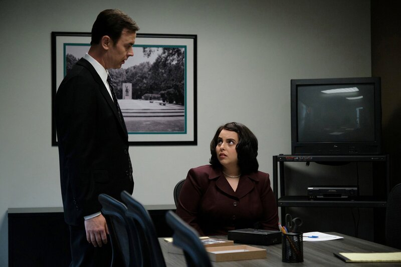 Pictured: Colin Hanks as Mike Emmick, Beanie Feldstein as Monica Lewinsky – Bild: Twentieth Century Fox Film Corporation and FX Productions, LLC