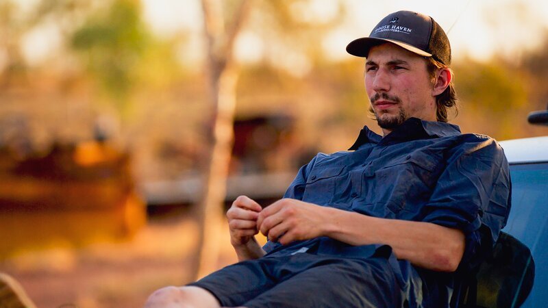 Parker Schnabel lying on the top of a car. – Bild: Discovery Communications, LLC