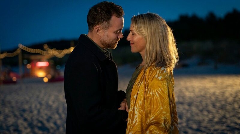 Nora (Tanja Wedhorn) und Max (Bernhard Piesk) kommen sich näher. – Bild: ARD Degeto/​Boris Laewen