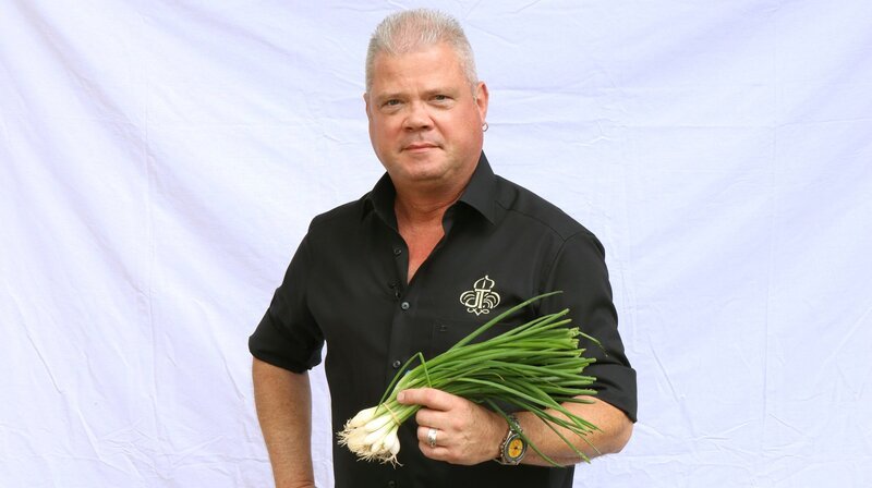 Hobbykoch, Musiker und Zigarrenliebhaber Jens Tausch aus Amöneburg (Marburg). – Bild: HR