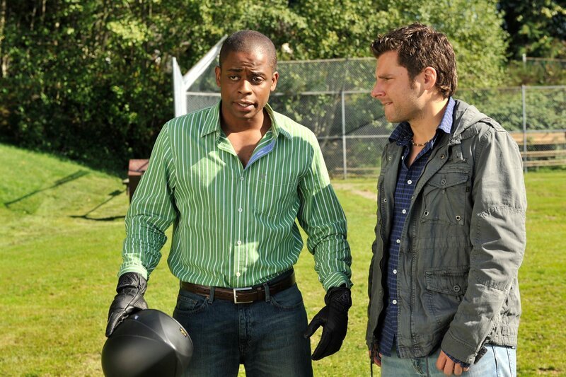 PSYCH -- „Thrill Seekers & Hell Raisers“ Episode 4013 -- Pictured: (l-r) Dule Hill as Gus Guster, James Roday as Shawn Spencer. – Bild: USA Network/​UNIVERSAL CHANNEL