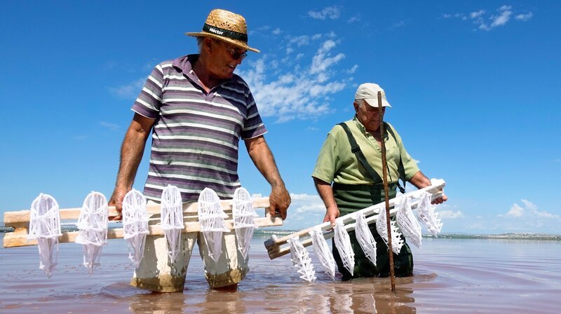 In den Salinen von Torrevieja hat sich eine einzigartige Modellbaukunst erhalten: Schiffe aus Salz. – Bild: NDR/nonfictionplanet/Manfred Uhlig In den Salinen von Torrevieja hat sich eine einzigartige Modellbaukunst erhalten: Schiffe aus Salz. – Bild: NDR/nonfictionplanet/Manfred Uhlig