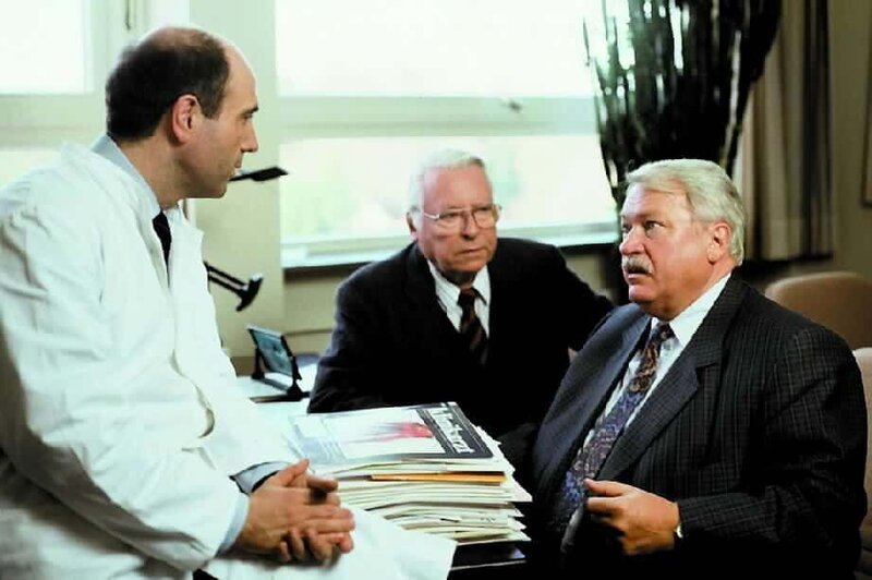 Onkel Ludwig (Günter Strack, r.) und Veras Hausarzt Dr. Wendt (Hans Caninenberg, M.) versuchen, den Klinikarzt (Gerd Warmeling, l.) davon zu überzeugen, dass die beste Therapie für Vera die Umgebung ihrer Familie ist. – Bild: Heimatkanal