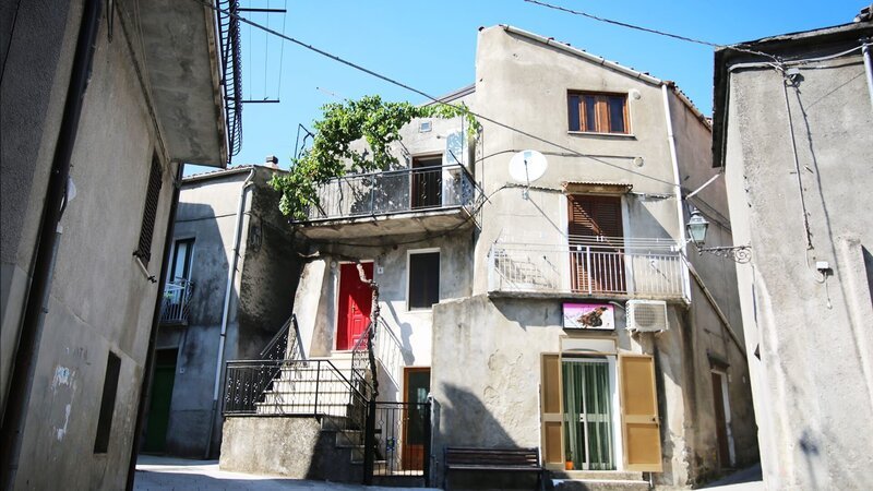 Malcolm und Hillary waren in der High School befreundet, verloren sich aber nach der Schule aus den Augen. Hillary gründete eine Familie und machte Karriere – Malcolm segelte um die Welt. Drei Jahrzehnte später trafen sie sich unerwartet wieder und verliebten sich. Die beiden leben gemeinsam in Sheffield, sind aber auf der Suche nach einem historischen Anwesen im erschwinglichen Süditalien. – Bild: HGTV